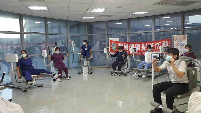旗津醫院推廣智慧化環狀運動器材和健康量測站，有助提升肌力，降低跌倒率
