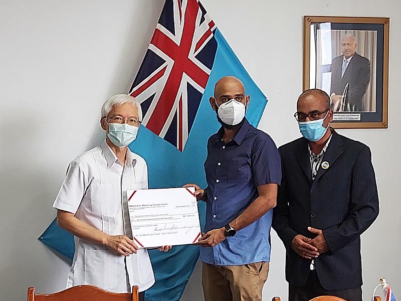 中華民國(臺灣)駐斐濟代表周進發(左二)將125,000斐幣援款捐交斐濟農業部