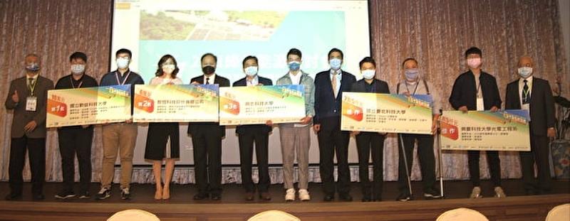 南臺科技大學光電工程系榮獲「2021太陽光電創新應用產品設計競賽」最佳特別獎，由光電系林柏任同學(右2)代表團隊領獎。