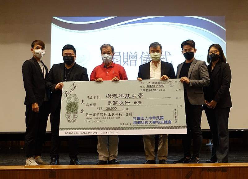 圖說二：朱元祥董事長、陳清燿校長、及校友總會人員合影(左起名譽秘書長黎孟軒校友、名譽理事長劉柏楊校友、朱元祥董事長、陳清燿校長、理事長傅首僖校友暨教師、秘書長王喻萱校友)