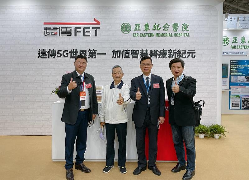NCC補助5G網路建設計畫主持人方修忠（右一）、交通部郵電司前司長鄧添來（左二）參觀遠傳展位。