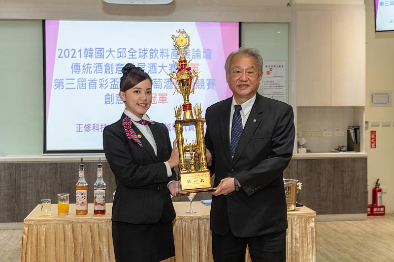 拿下兩項國際創意調酒冠軍的王薇晴呈獎給校長龔瑞璋。