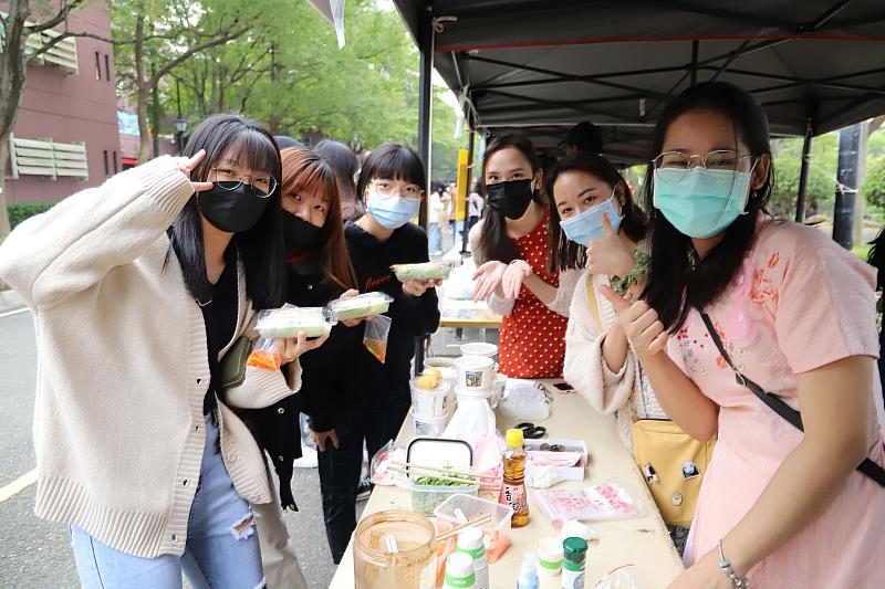 南華大學舉辦國際藝文節，學生品嚐各國傳統美食，也認識各個國家不同的文化風情。