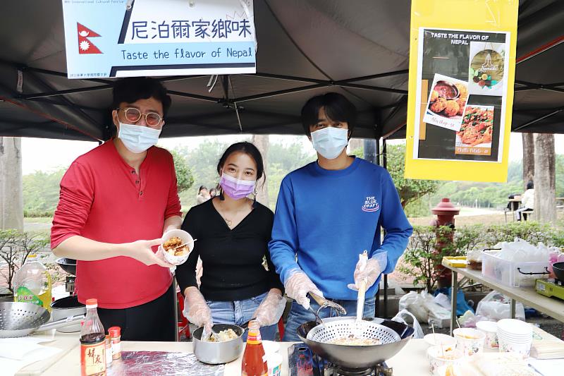 南華大學舉辦國際藝文節，國際生料理家鄉傳統美食。