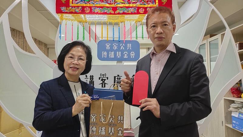 客家公共傳播基金會總經理兼任講客廣播電臺臺長徐智俊，在錄節目前，熱情向湯委員介紹客傳會開發的最新募款商品「講客廣播電臺USB」、「2022講客桌曆」，湯委員十分驚艷這系列募款商品的精緻度，堅持現場捐贈現金予客傳會、購買募款商品，期望能拋磚引玉，吸引更多人以實際行動支持客傳會。