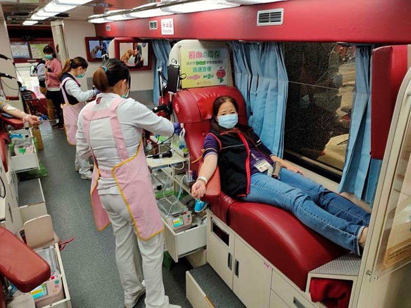 台灣普利司通員工挽袖捐血 舒緩醫療前線血庫短缺壓力