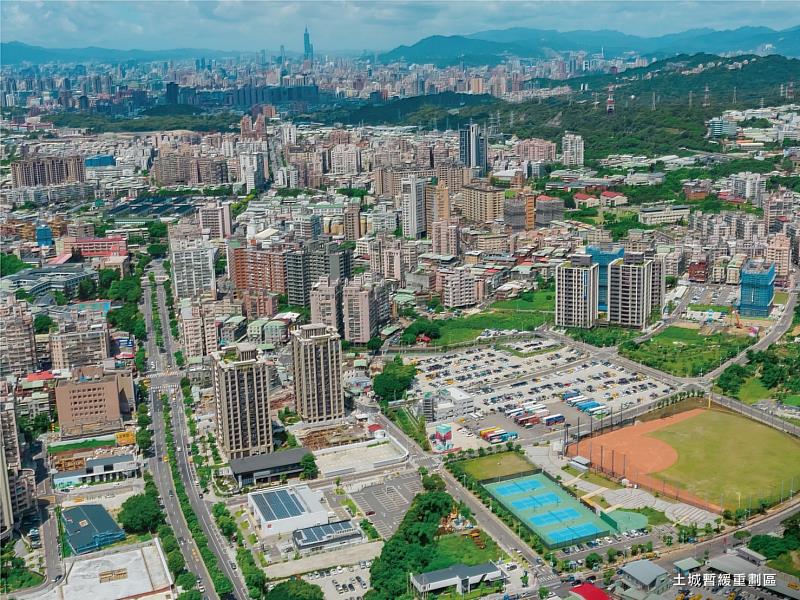 土城暫緩重劃區本身擁有地理條件優勢，產業匯聚居住人口爆量，皇翔建設新建案再掀話題。