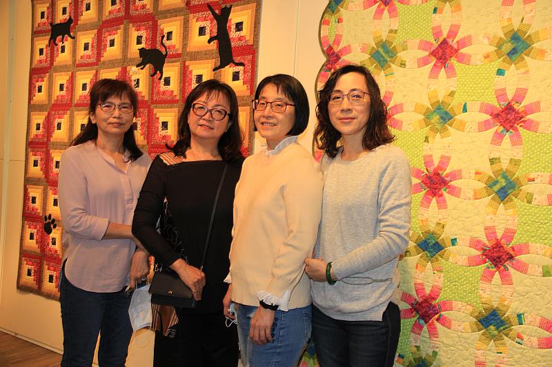 元培藝術中心拼布展創作者合影(右起)王美芳、朱慶英、段銀萍、傅琪珊
