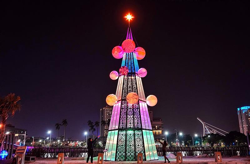 02夜間情境的河樂廣場聖誕節樹透過燦爛燈光投射出美觀的圖紋表現