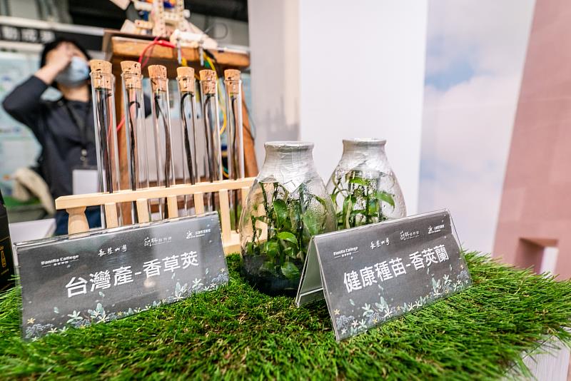長榮大學建構產學特色發展與推動地方創生，建置校內新農業產業研發團隊，打造台灣成為全球精品香草莢重要產地與建立香草品牌。