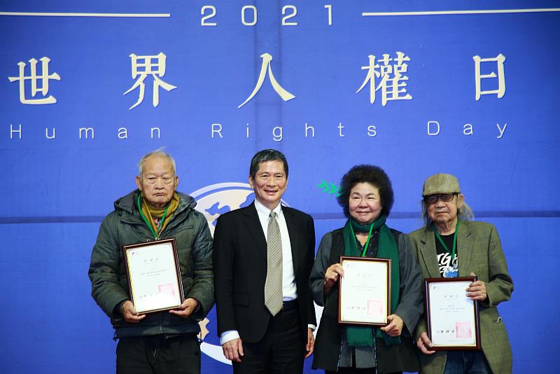 文化部長李永得（左2）頒贈文物捐贈感謝狀予政治受難者前輩李志元（左1）、林樹枝（右1）及監察院長陳菊