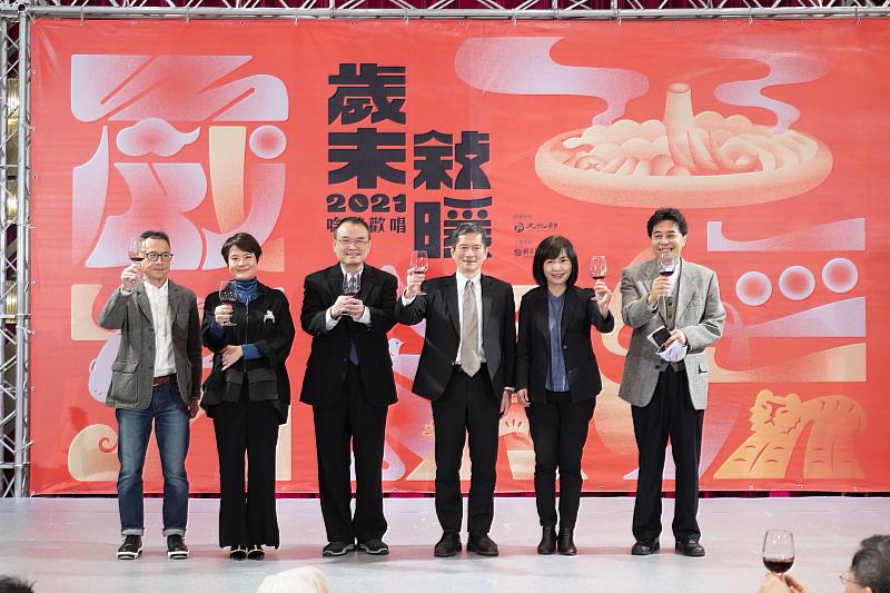 文化部部長李永得、國立傳統藝術中心主任陳悅宜向資深藝人們舉杯致意