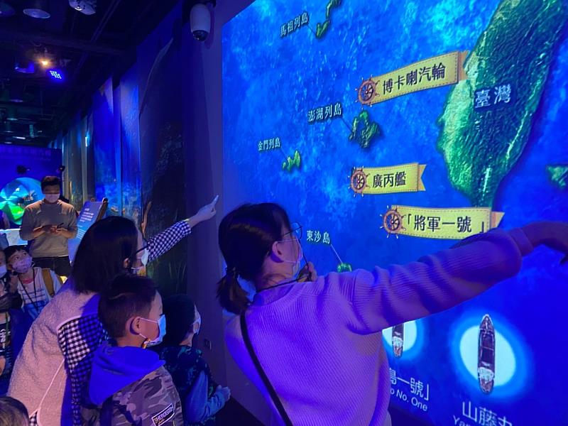 透過多媒體科技，讓觀眾了解臺灣沈船位置
