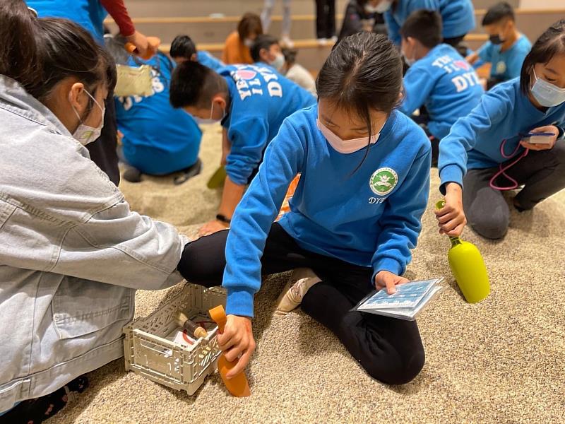 考古探坑是小朋友的最愛