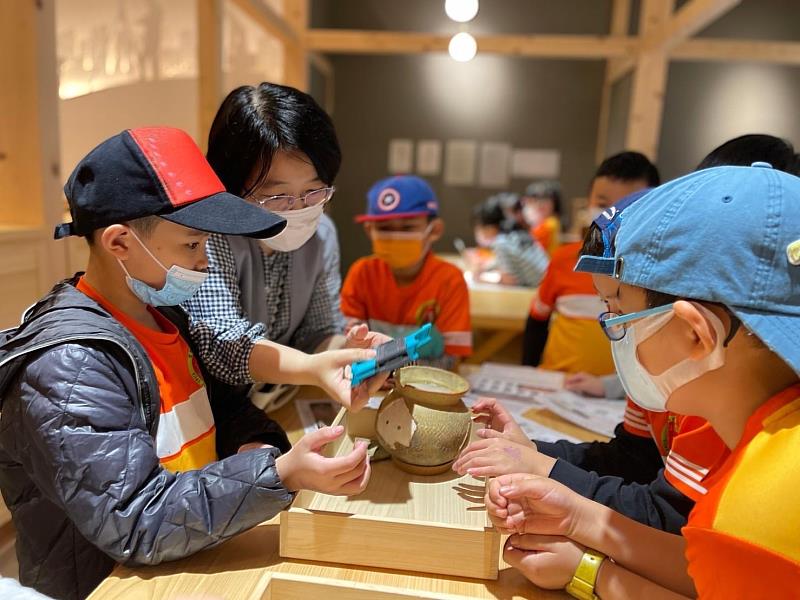 兒童考古探索廳的探索考古工作室區，可以學習發掘、紀錄、量測、修復、研究等考古過程