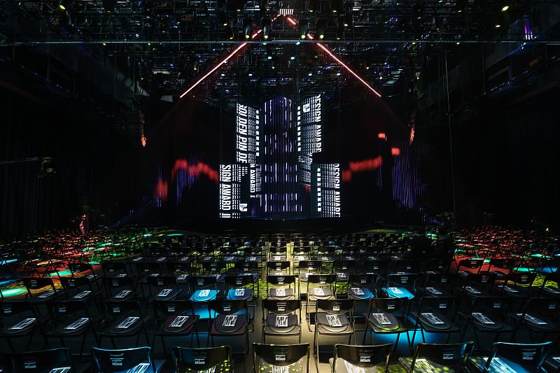 現場舞台由知名舞台設計師黎仕祺操刀，延伸主視覺概念，以六面層次錯落有致的多維度螢幕與LED燈帶，將舞台空間形塑成傳輸通道。