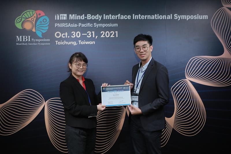 陳子力同學（右）於第十一屆身心介面國際研討會中獲得學術壁報獎。