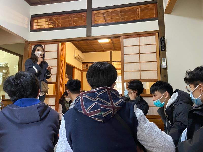 花蓮糖廠 林宛潔專員進行「日式木構造巡禮」導覽解說