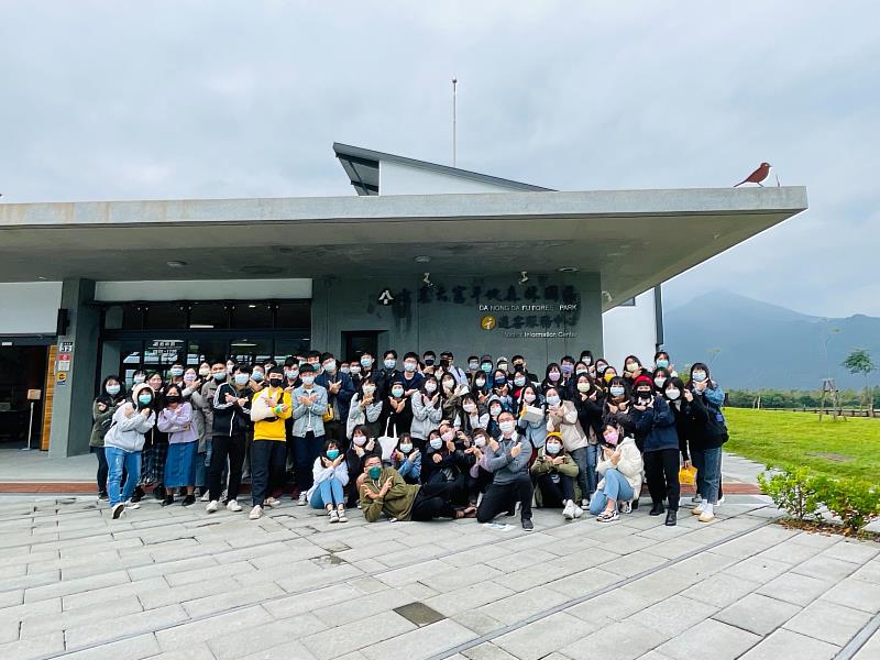 東華大學觀遊系師生於花蓮糖廠配合林務局發展環保林業的大農大富平地森林園區合影