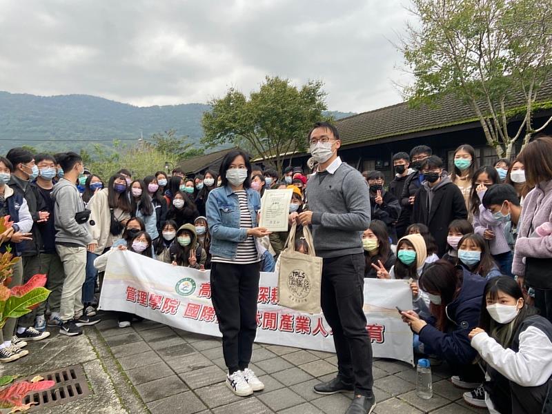 東華大學觀遊系參訪師生與花蓮糖廠代表於台糖花蓮旅館前合影 (左前一) 休閒股黃子庭股長 (右前一) 徐暘展教授