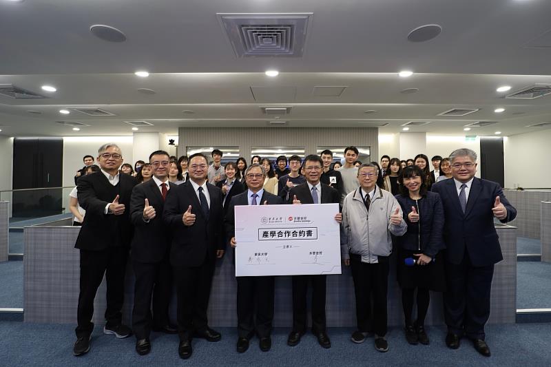 前排由左至右：永豐金控蕭隆祺副總經理、嚴國瑞副總經理、廖家宏副總經理、朱士廷總經理；潘維大校長、趙維良副校長、數金中心歐素華執行長、賈凱傑主秘