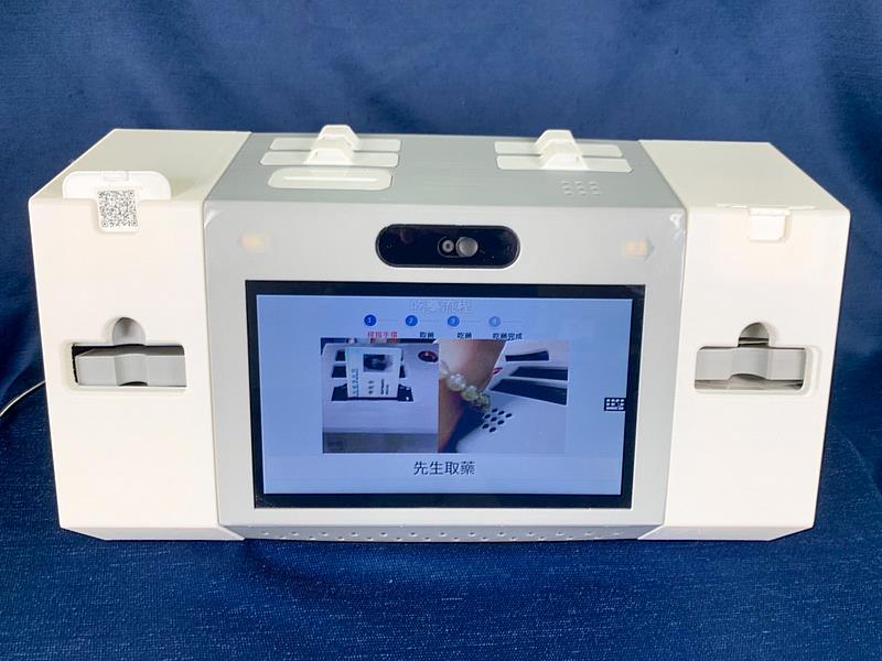 「模組化遠距健康照護系統－智慧藥箱」，用藥時間一到，即可聽到音樂或預錄的家人聲音提醒，病人只要依提醒抽取藥包食用即可。