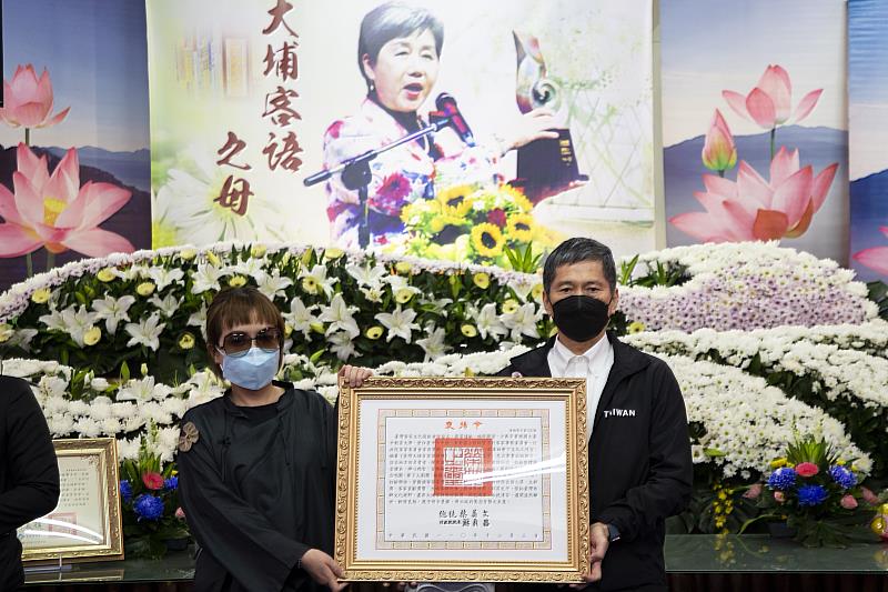 文化部長李永得（右）代表頒贈總統褒揚令，由徐登志女士次女蘇郁茜代表受贈。