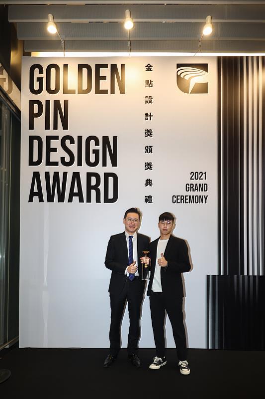 遠雄文教公益基金會執行長楊舜欽與獲獎設計師賴翰宇合影。
