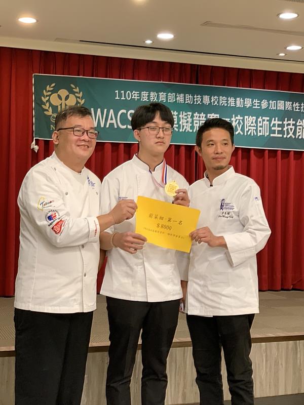 景文科大餐飲系盛睿澤同學在前菜項目當中獲得金牌中的全場最高分。