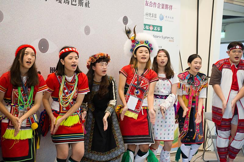 現場同學也配合祈福儀式展演各族群的舞蹈及歌謠。