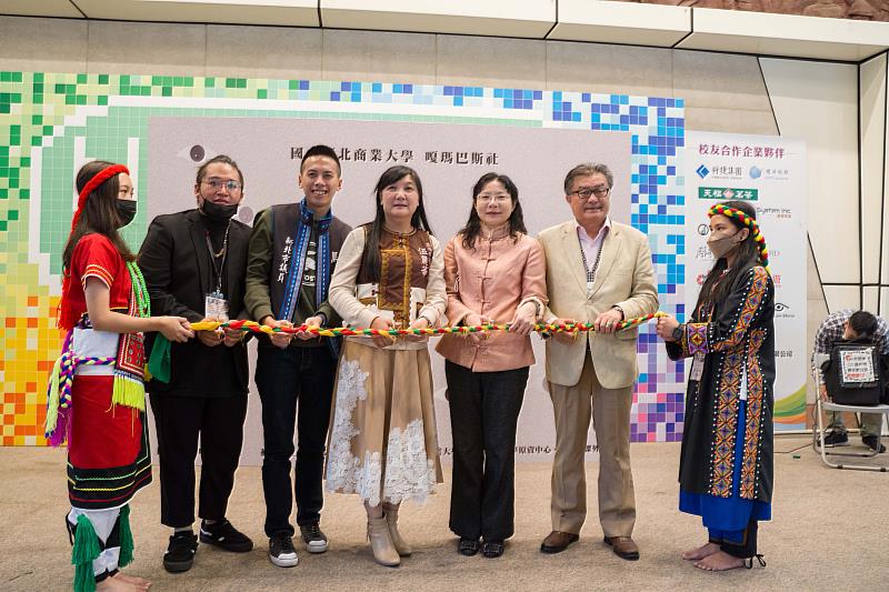 (左至右)活動策展人畢馬．丹璽給安、新北市馬見議員、伍麗華立法委員、北商大蕭幸金副校長、孔文吉立法委員，剪綵的彩帶也別具意義，紅色代表母親的血脈、黃色代表升起的晨熙、綠色代表回歸部落的象徵。