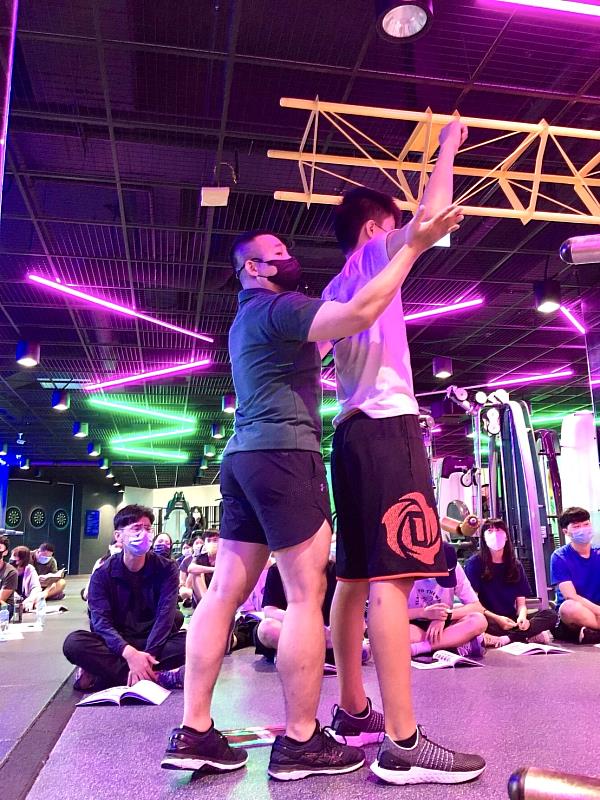 嘉藥邀請中華民國運動健身協會專業教練指導授課
