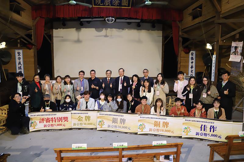 教育部「110年生命教育關懷與推廣微電影競賽」獲獎團隊與教育部學生事務及特殊教育司吳林輝司長及貴賓合影。