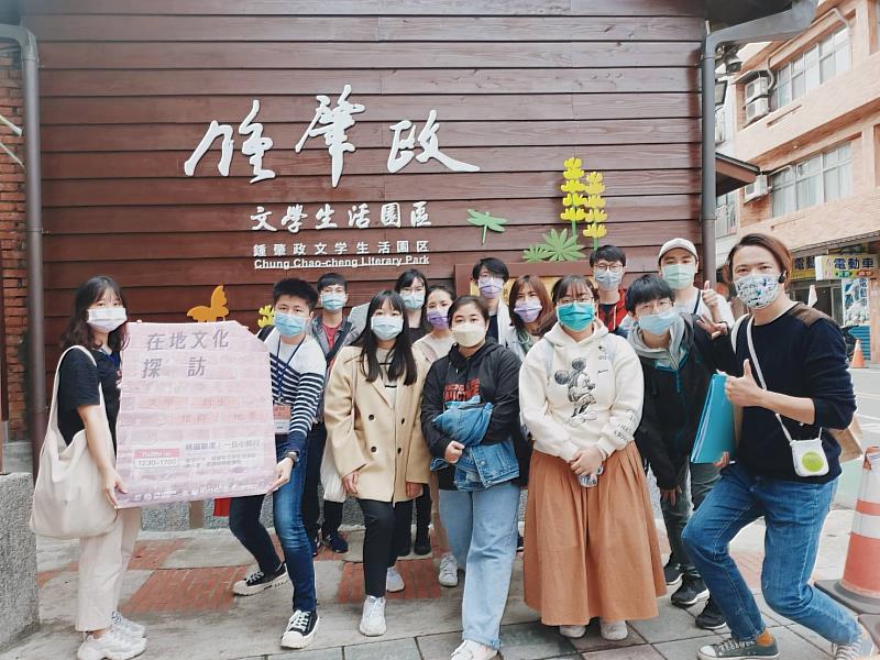 鍾肇政文學生活園區前合影