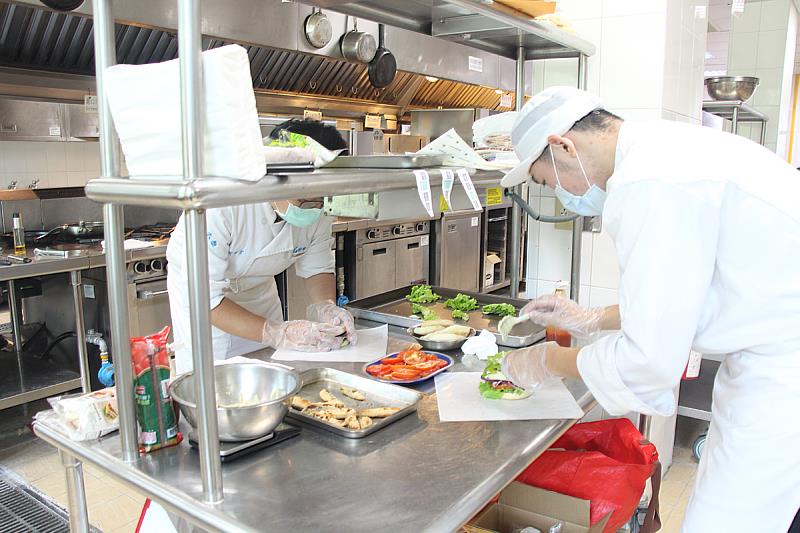 義大推出的維根套餐，學生精心製作，以「植物肉」食材創造各式漢堡口味，讓素食變得不一樣(資料畫面來源：義守大學提供)。