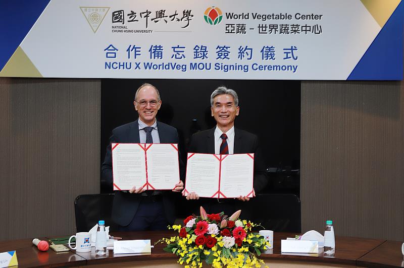 興大校長薛富盛（右）與世界蔬菜中心主任沃培睿（左）代表簽訂合作協議。