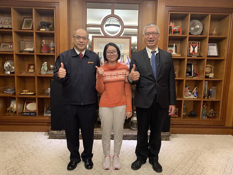 陽明鄭貞茂董事長(左)與海大張志清副校長(右)及商船系王婷莉同學(中)合影