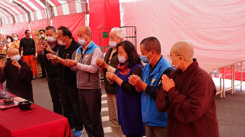 花蓮地方代表到法會現場拈香祈福。（圖由靈鷲山佛教教團提供）