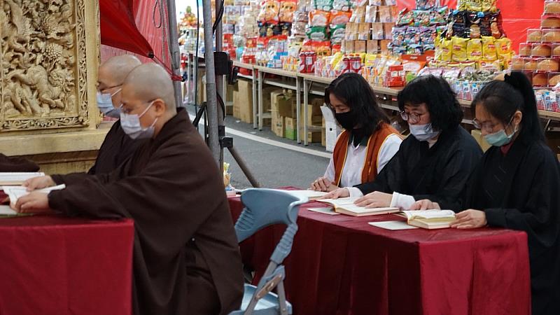 信眾虔誠誦《地藏經》，期令眾生聽聞佛法，受食飽滿。（圖由靈鷲山佛教教團提供）