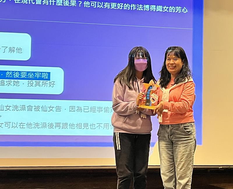 圖說一：林玫伶校長(右)與同學互動