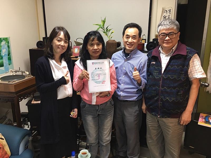圖說二：左起劉幼嫻老師、林玫伶校長、黃文樹特聘教授、曾議漢老師