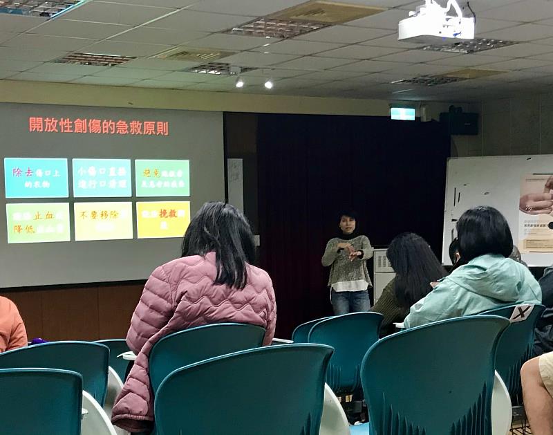 吳貞鋆護理師說明開放性創傷的急救原則