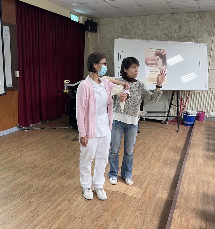 吳貞鋆護理師示範包紮傷口