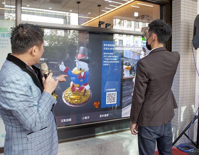 資策會數位所輔導方舟智慧，於全家便利商店導入的全台唯一「3D導購廊道」12月8日正式啟用，消費者能夠透過螢幕720度觀看3D高擬真商品與體驗行動導購服務。