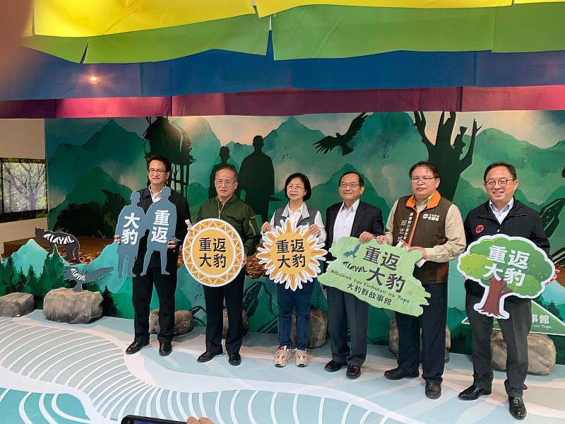 原住民族委員會副主任委員鍾興華(右3)與立委湯蕙禎(左3)等人，於「大豹群故事館」合影。