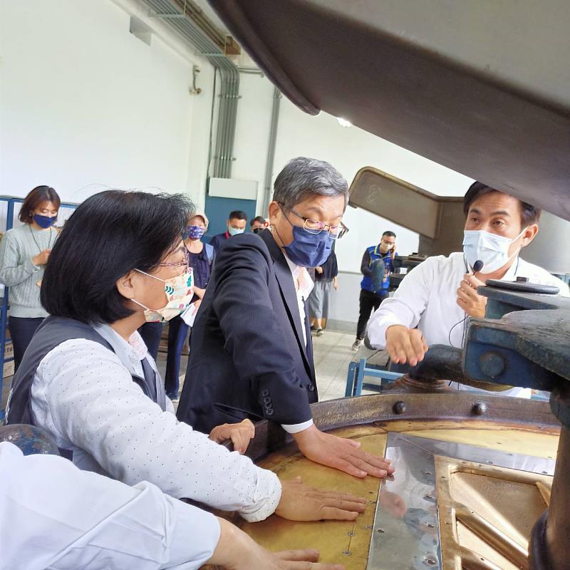 客家委員會主任委員楊長鎮(中)，陪同立委湯蕙禎(左)，前往知名戲劇《茶金》的拍攝景點「大溪老茶廠」，體驗客家製茶產業。
