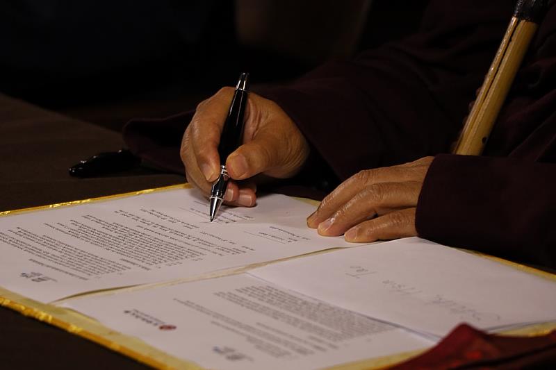 簽署教學合作意向後，雙方將共同規劃水利、永續發展及靈性生態學相關碩士學程。（圖由靈鷲山佛教教團提供）