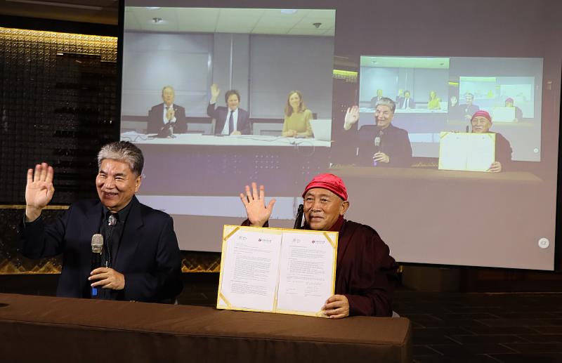 生命和平大學與IHE簽署合作意向書完成後，雙方透過視訊相互揮手致意。（圖由靈鷲山佛教教團提供）
