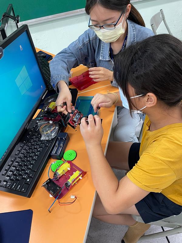 義守大學數位學伴計畫前進六龜國小，大學伴實際操作機器人運用，激發孩童的學習興趣(資料畫面來源：義守大學提供)。