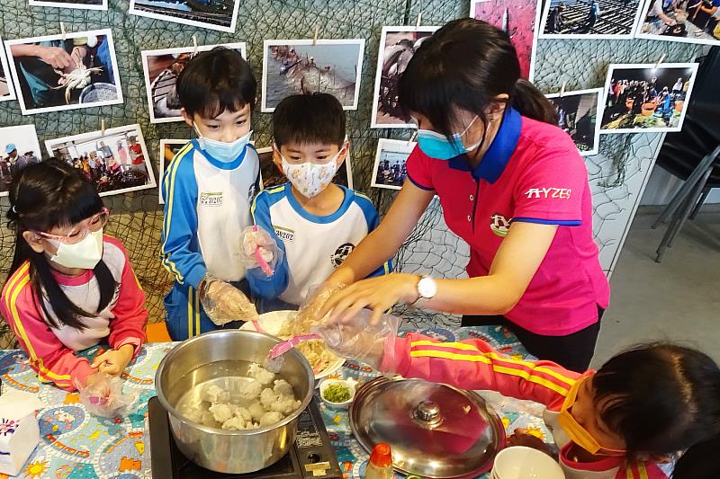 館內導覽老師透過手捏魚丸活動讓學生認識臺南重要的食魚文化